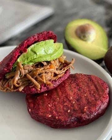 AREPA REMOLACHA ALMENDRAS Y QUESO