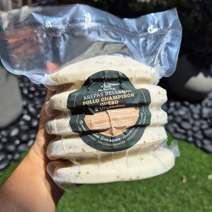 AREPA RELLENA POLLO CHAMPIÑON Y QUESO